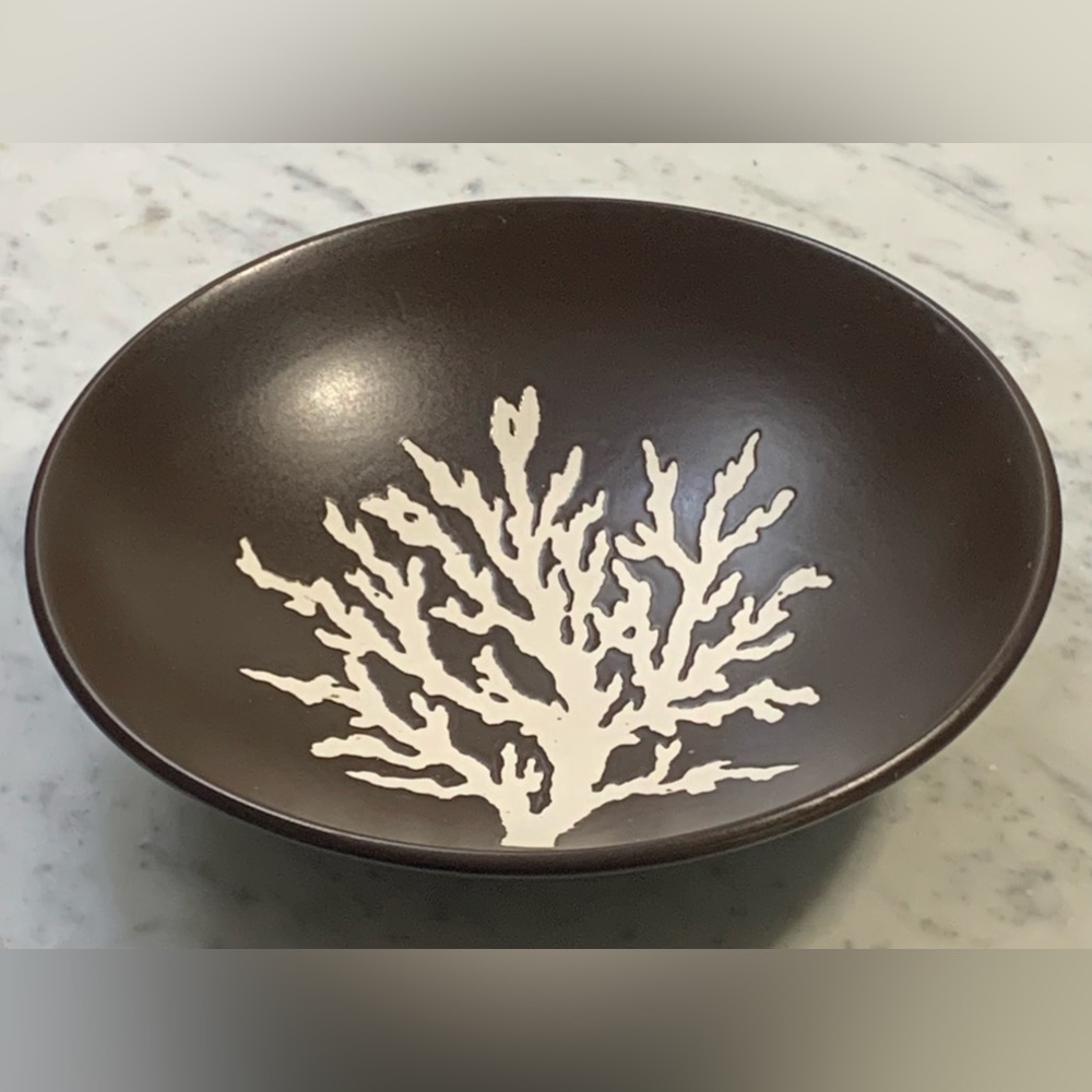 Z GALLERIE CORAL LEAF SOUP BROWN WITH CREAM 7.25 IN NEW ROUND